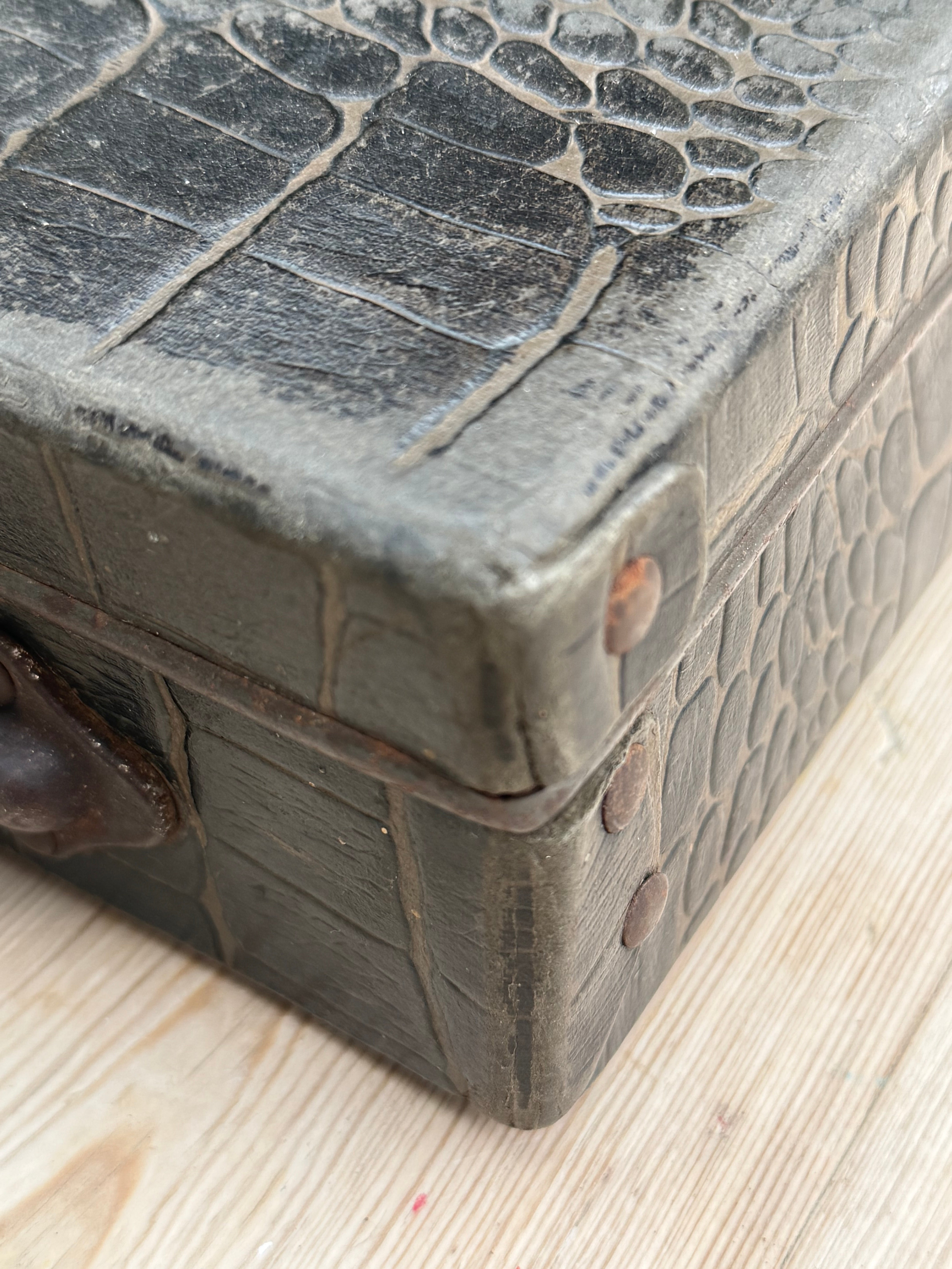 1930s Little Portable Sewing Case