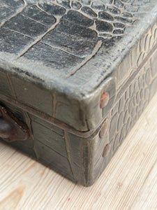 1930s Little Portable Sewing Case