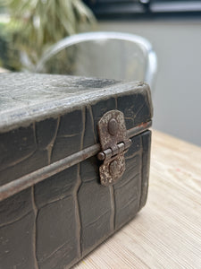 1930s Little Portable Sewing Case