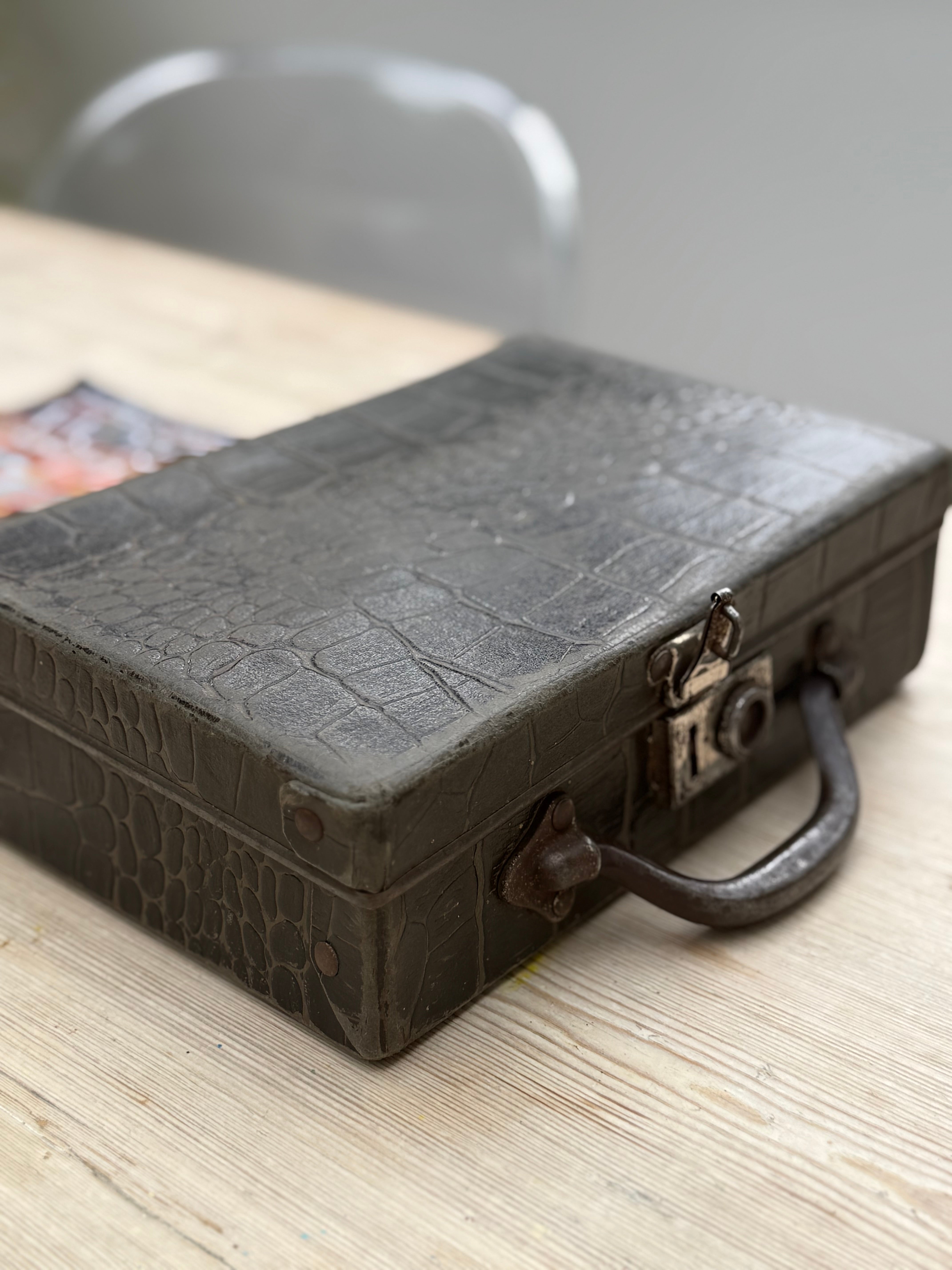 1930s Little Portable Sewing Case