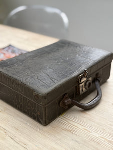 1930s Little Portable Sewing Case