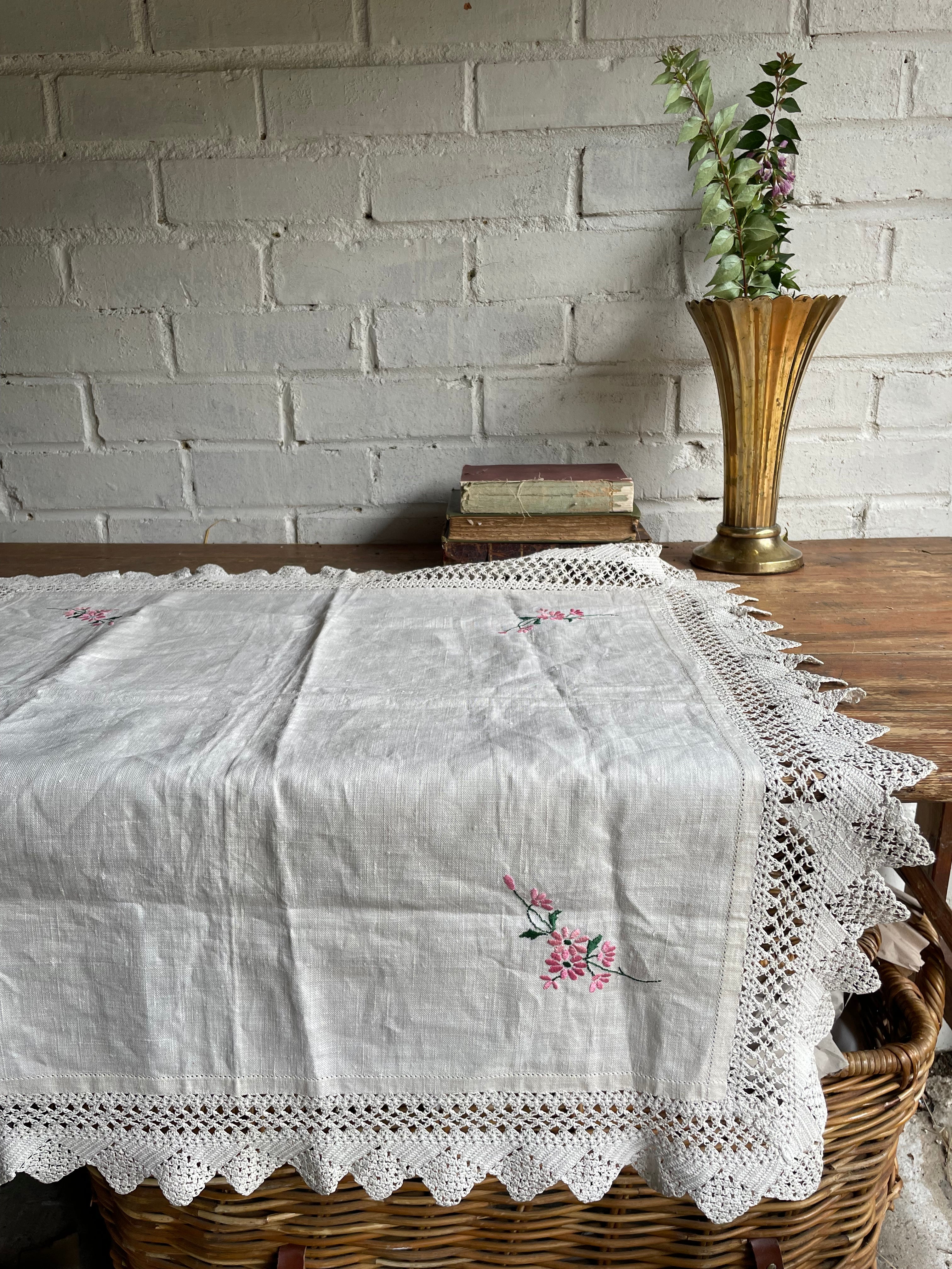 1940s Small Tablecloth /Centrepiece with Embroidered Flowers and Lace Trim