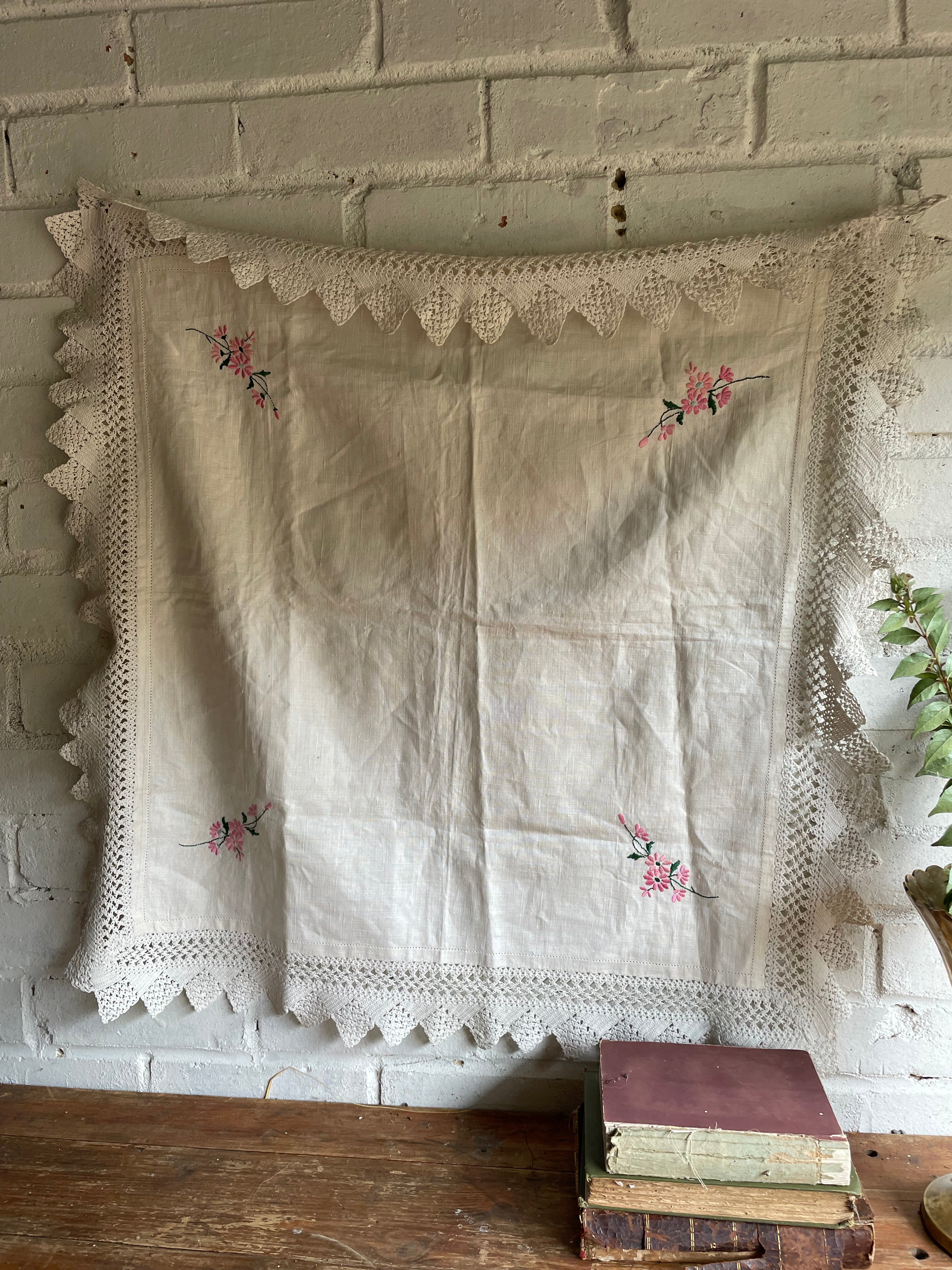 1940s Small Tablecloth /Centrepiece with Embroidered Flowers and Lace Trim