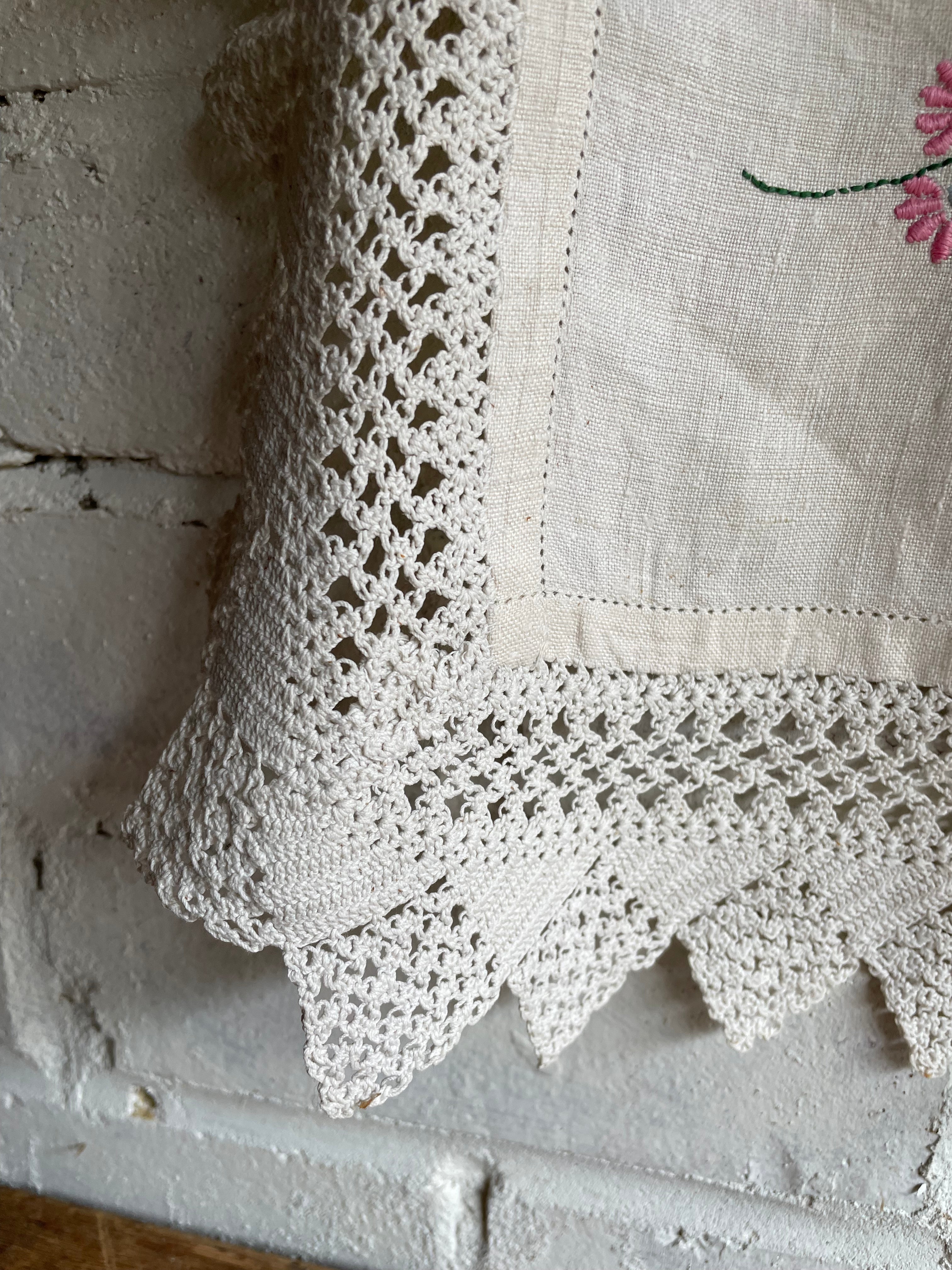 1940s Small Tablecloth /Centrepiece with Embroidered Flowers and Lace Trim