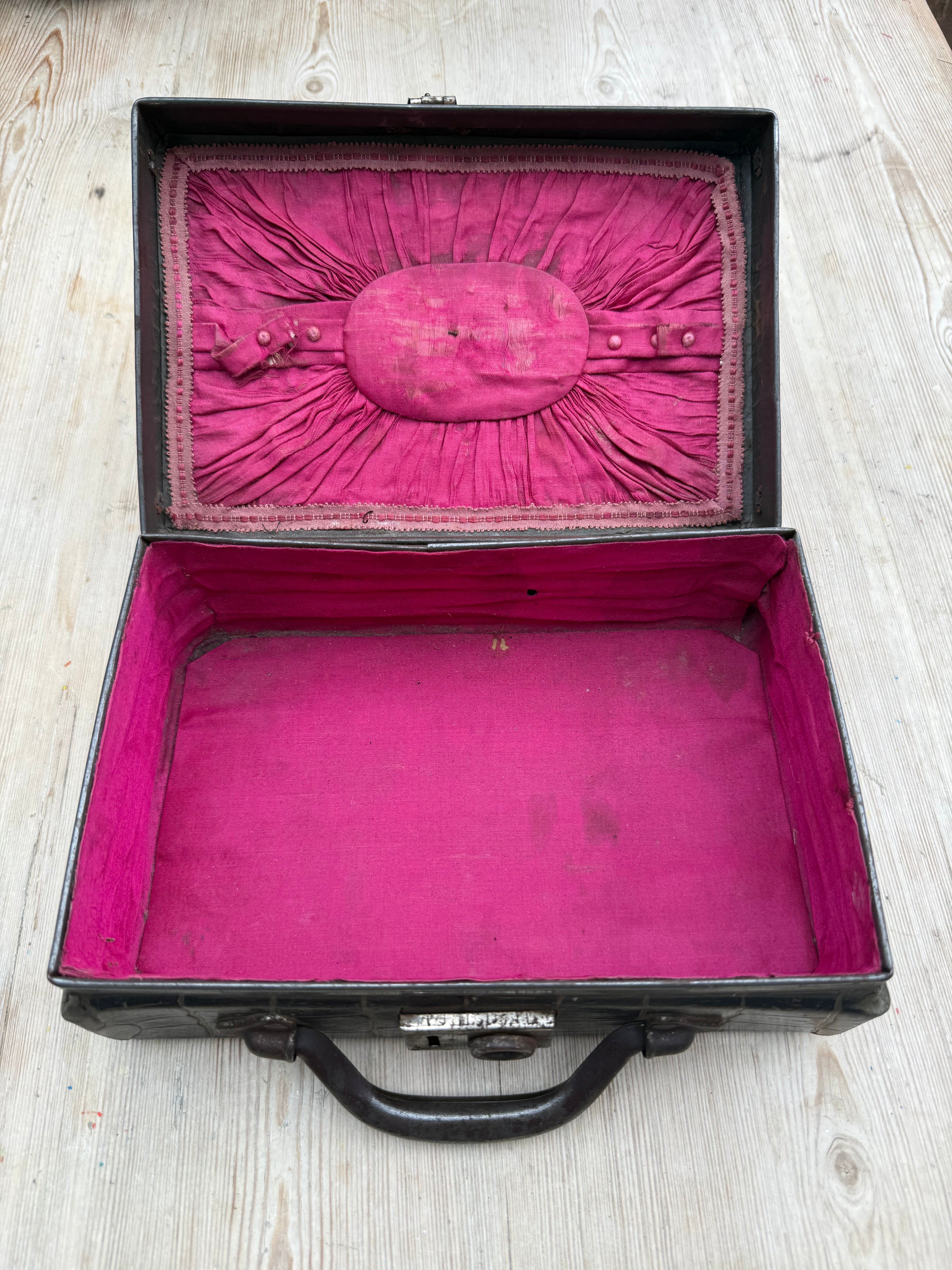 1930s Little Portable Sewing Case