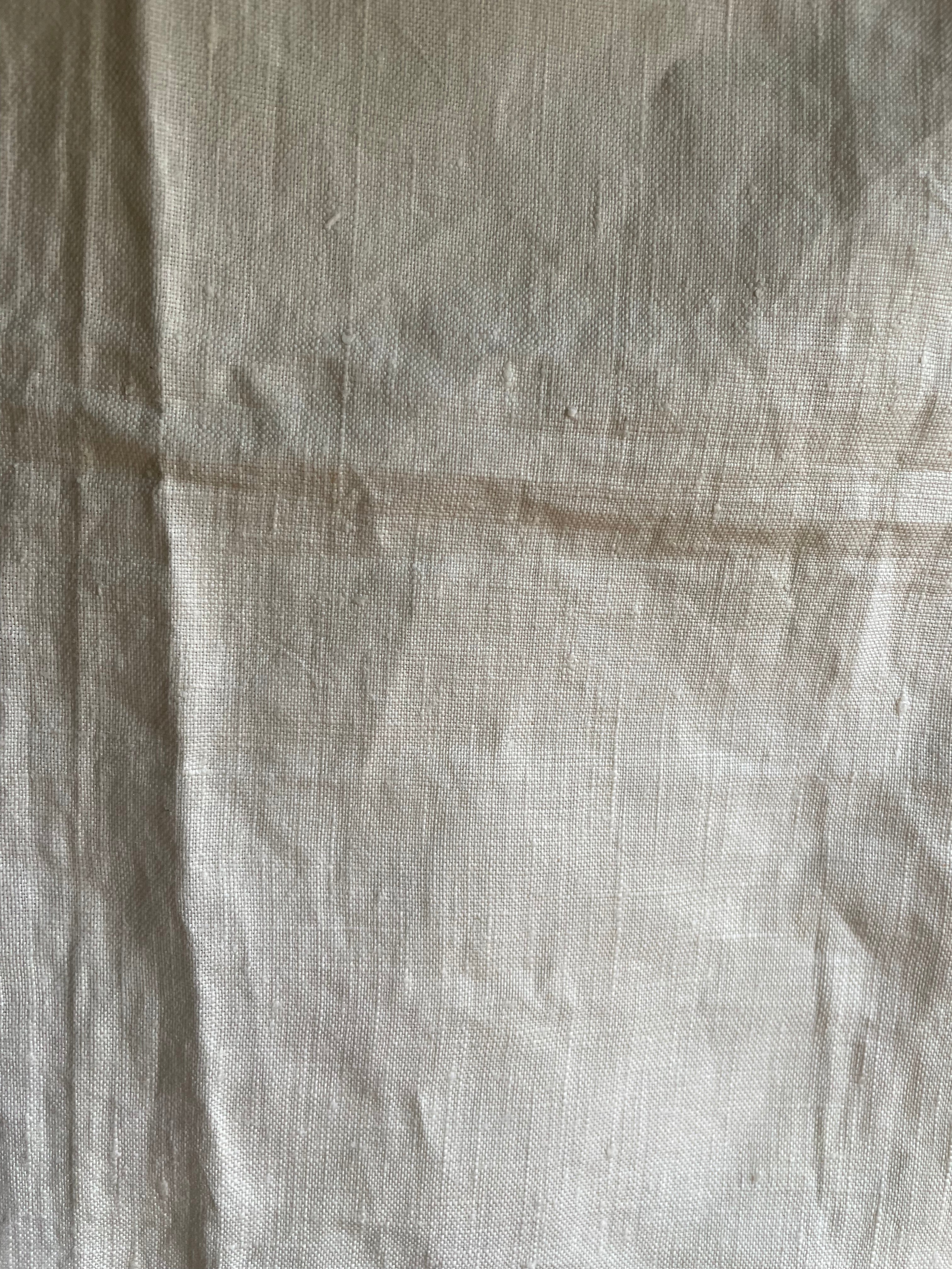 1940s Small Tablecloth /Centrepiece with Embroidered Flowers and Lace Trim