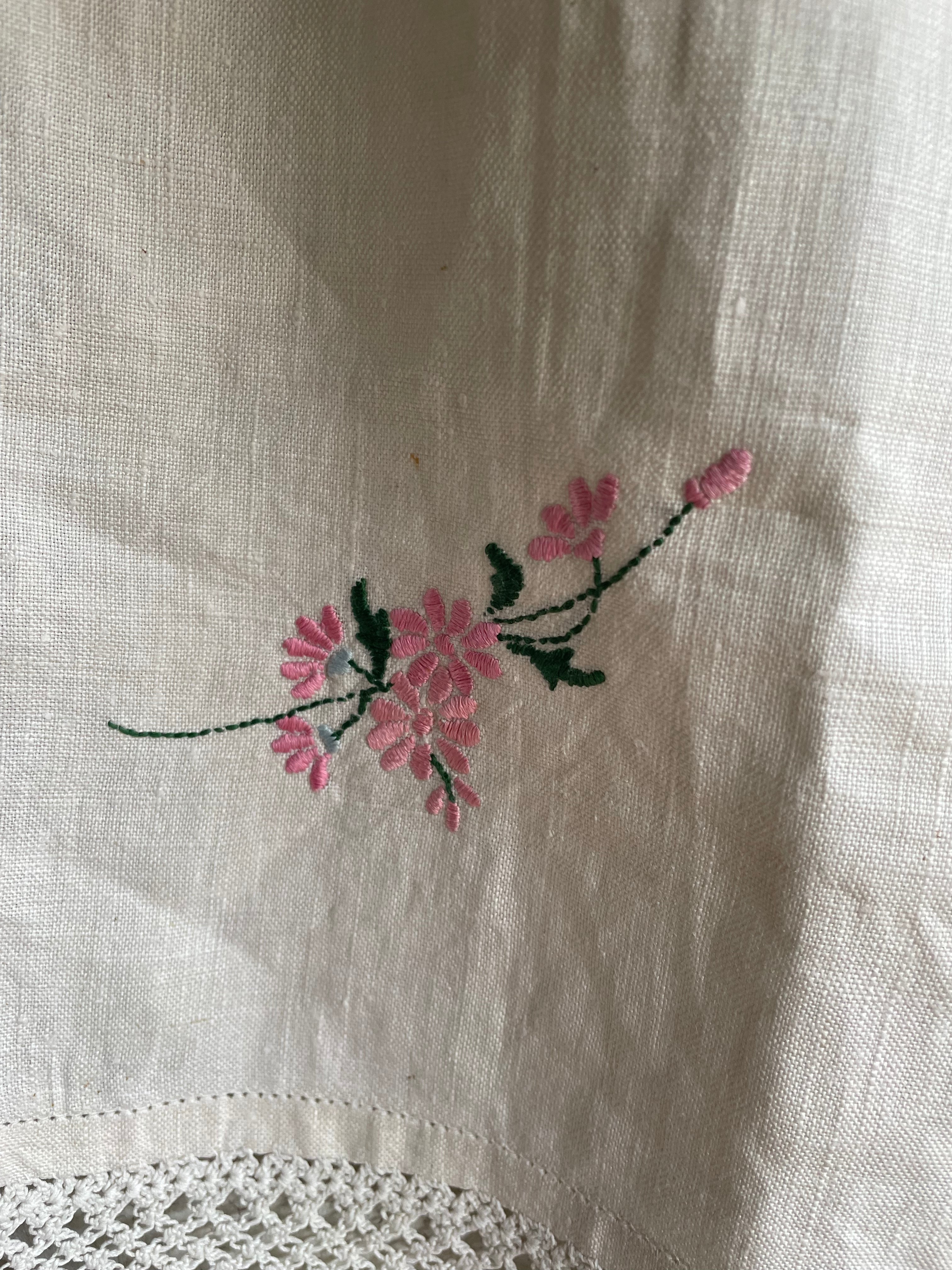 1940s Small Tablecloth /Centrepiece with Embroidered Flowers and Lace Trim