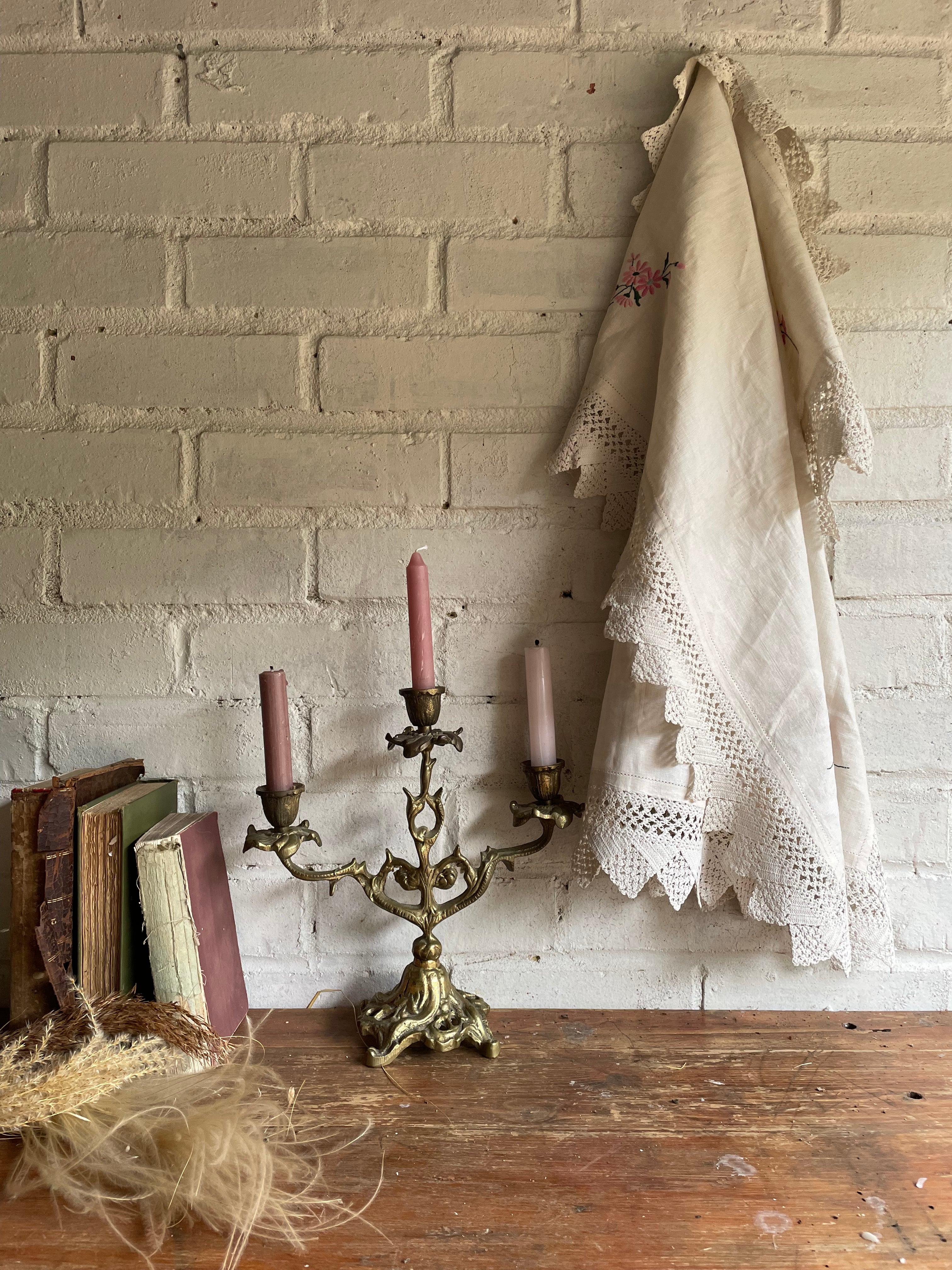 1940s Small Tablecloth /Centrepiece with Embroidered Flowers and Lace Trim