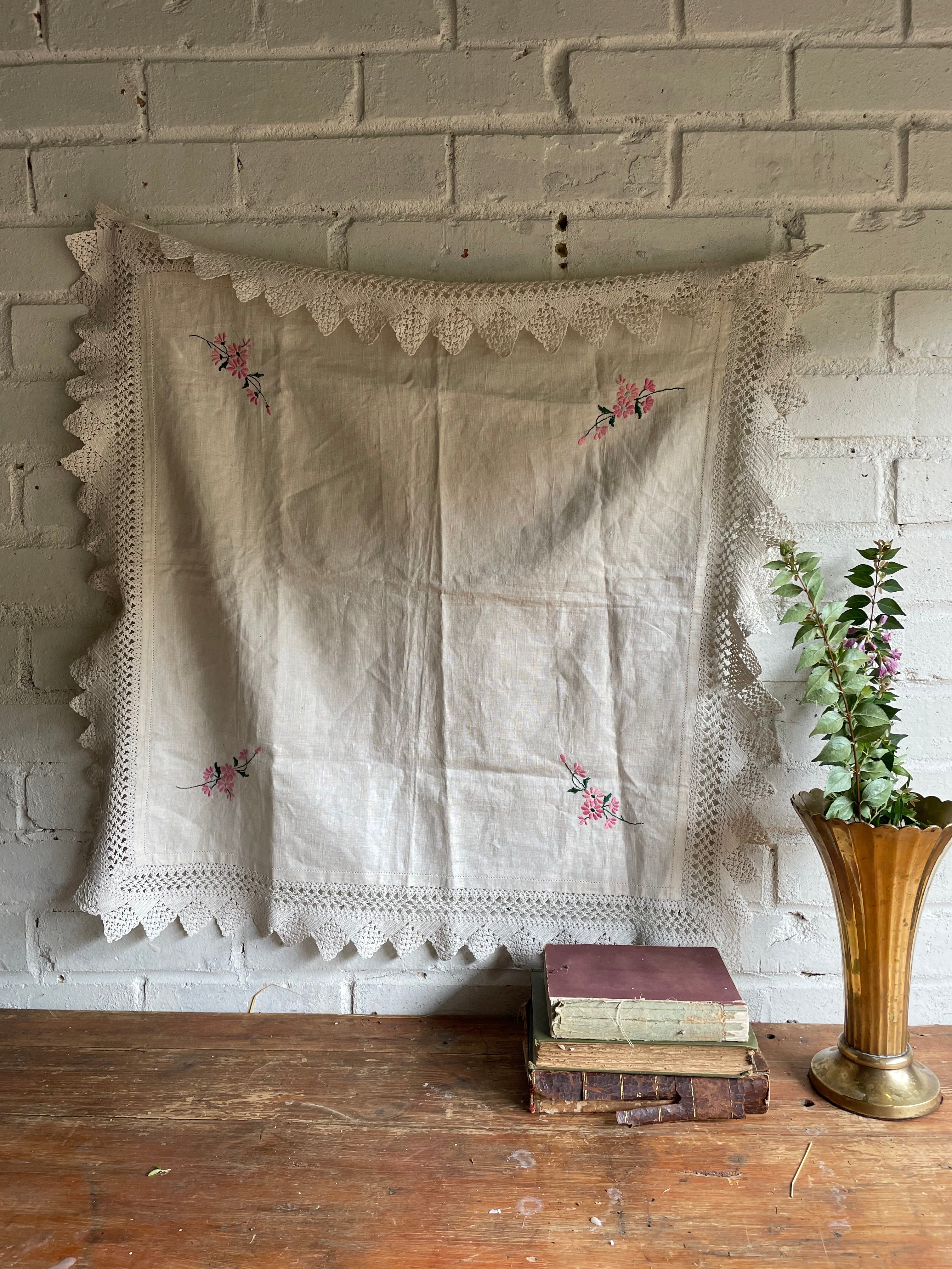 1940s Small Tablecloth /Centrepiece with Embroidered Flowers and Lace Trim