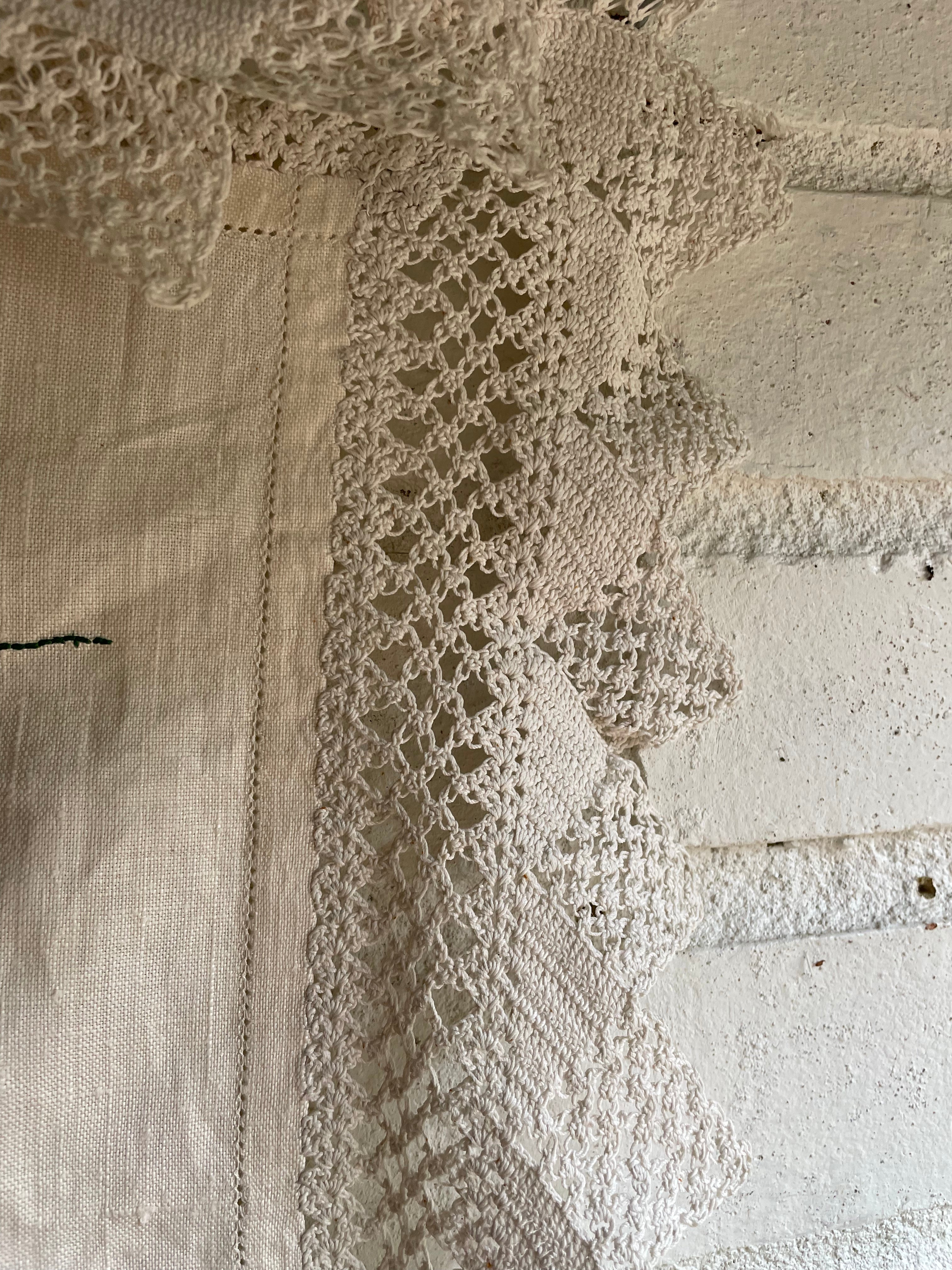1940s Small Tablecloth /Centrepiece with Embroidered Flowers and Lace Trim