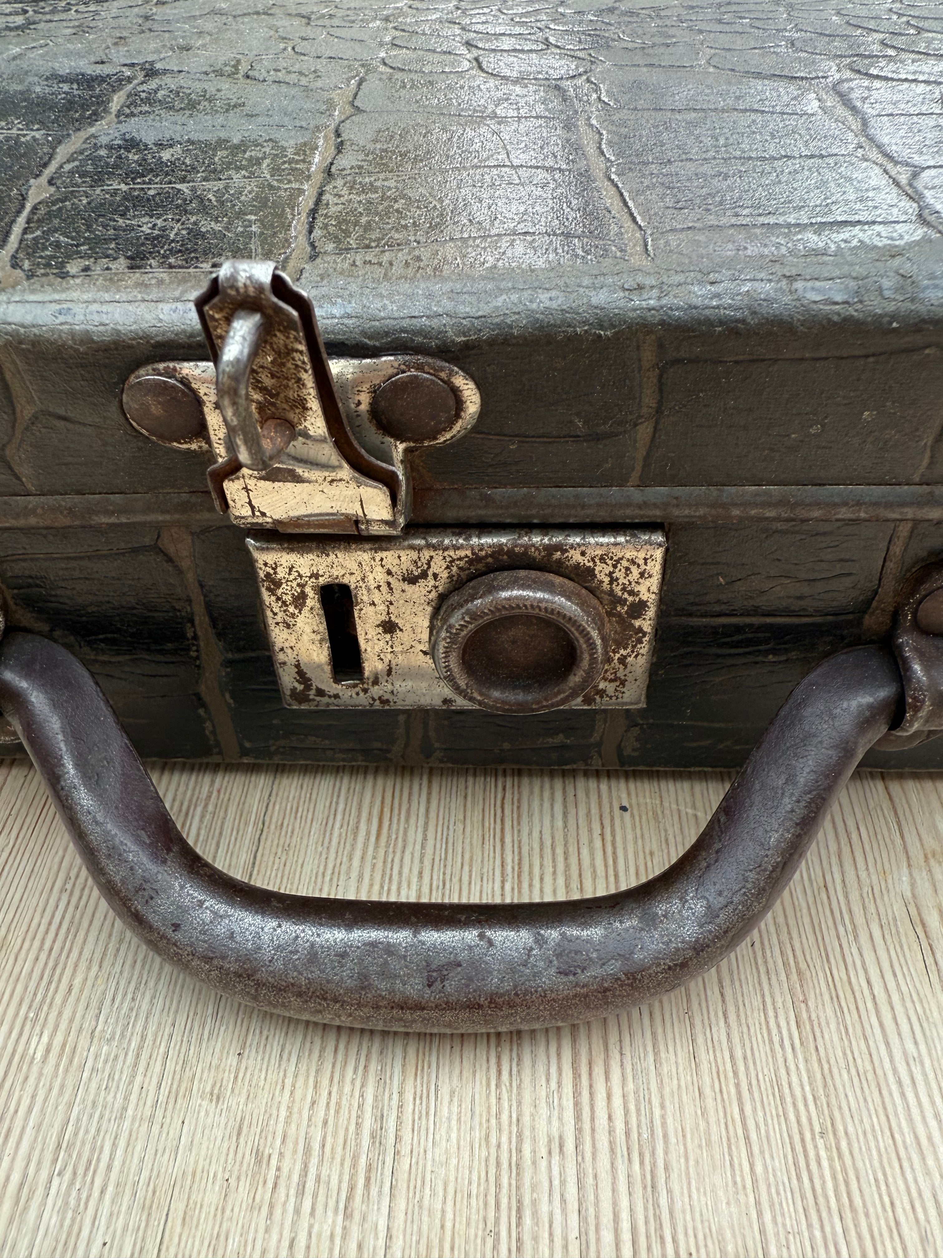 1930s Little Portable Sewing Case