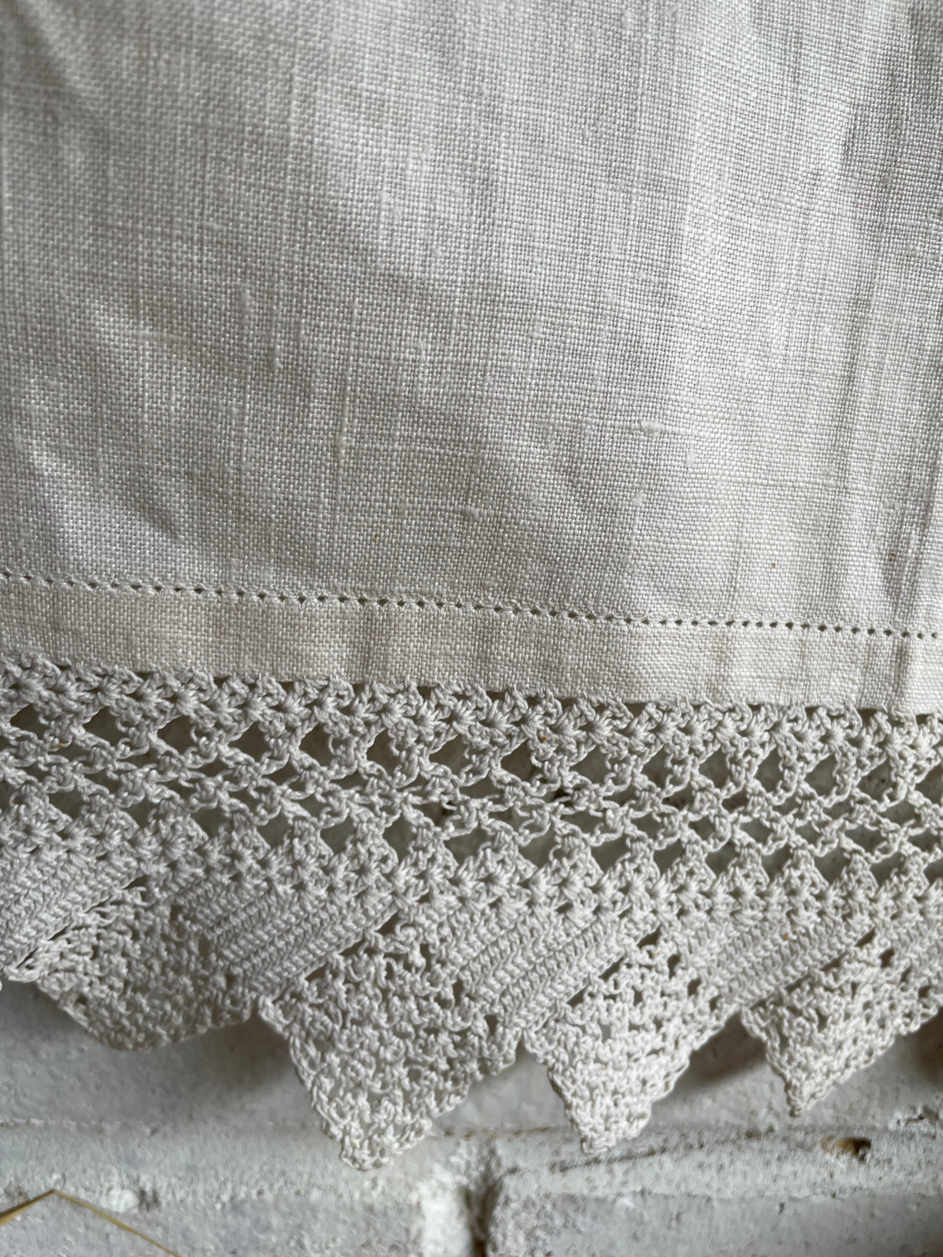 1940s Small Tablecloth /Centrepiece with Embroidered Flowers and Lace Trim