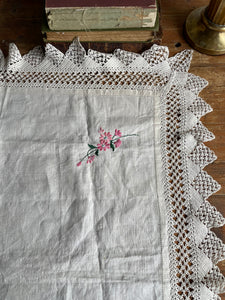 1940s Small Tablecloth /Centrepiece with Embroidered Flowers and Lace Trim
