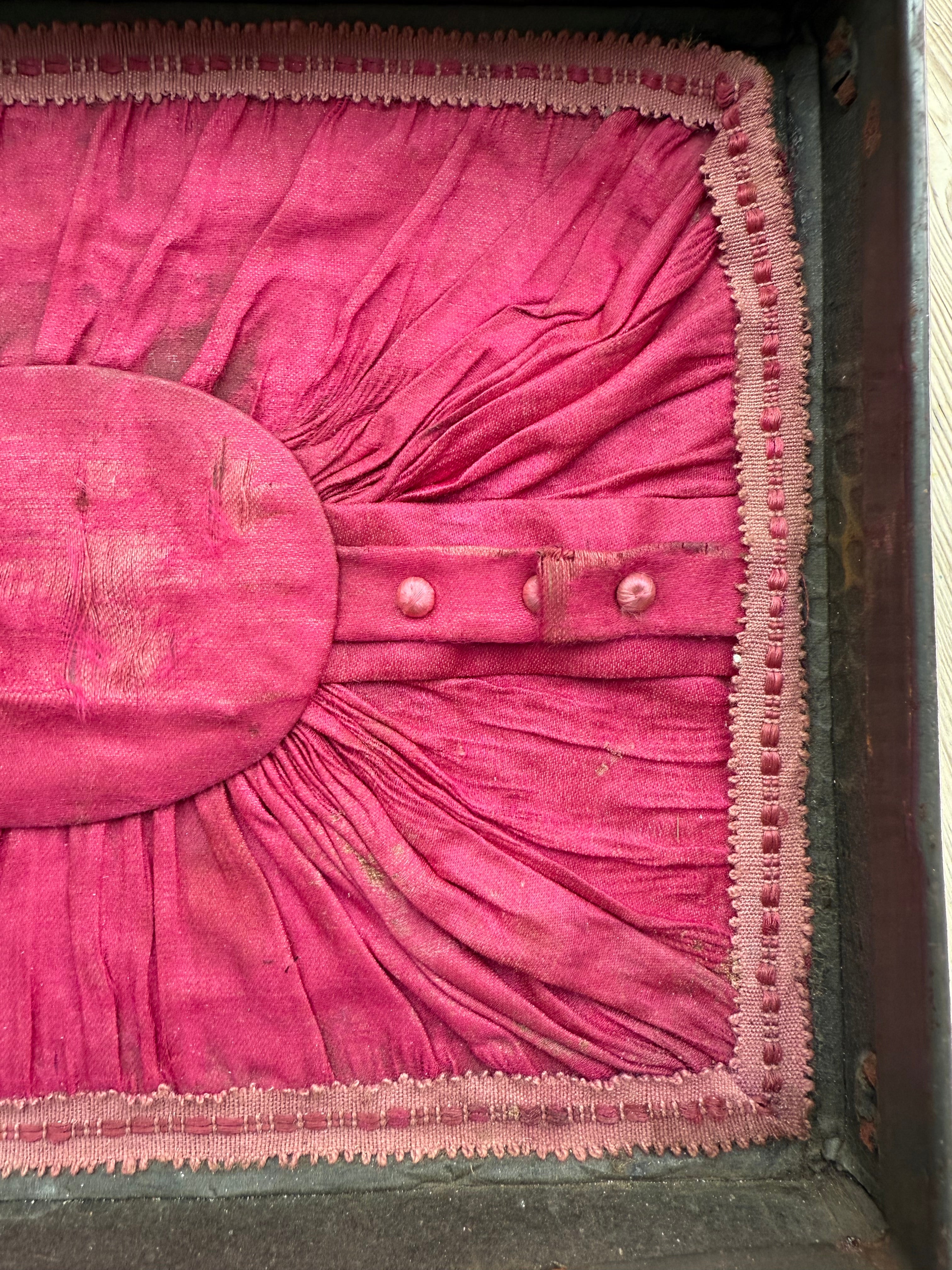 1930s Little Portable Sewing Case