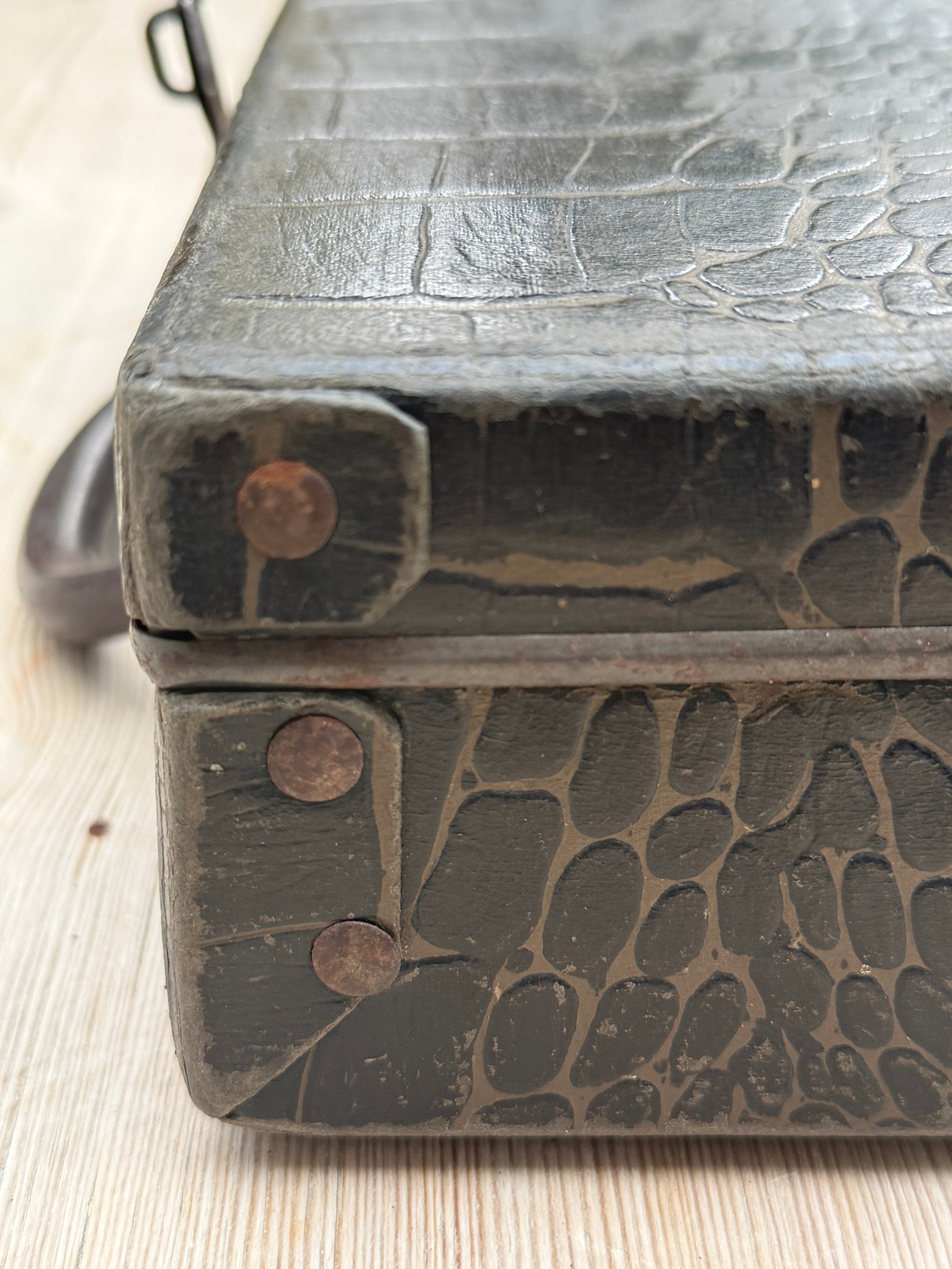 1930s Little Portable Sewing Case