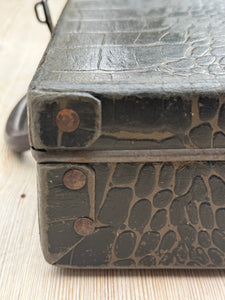 1930s Little Portable Sewing Case