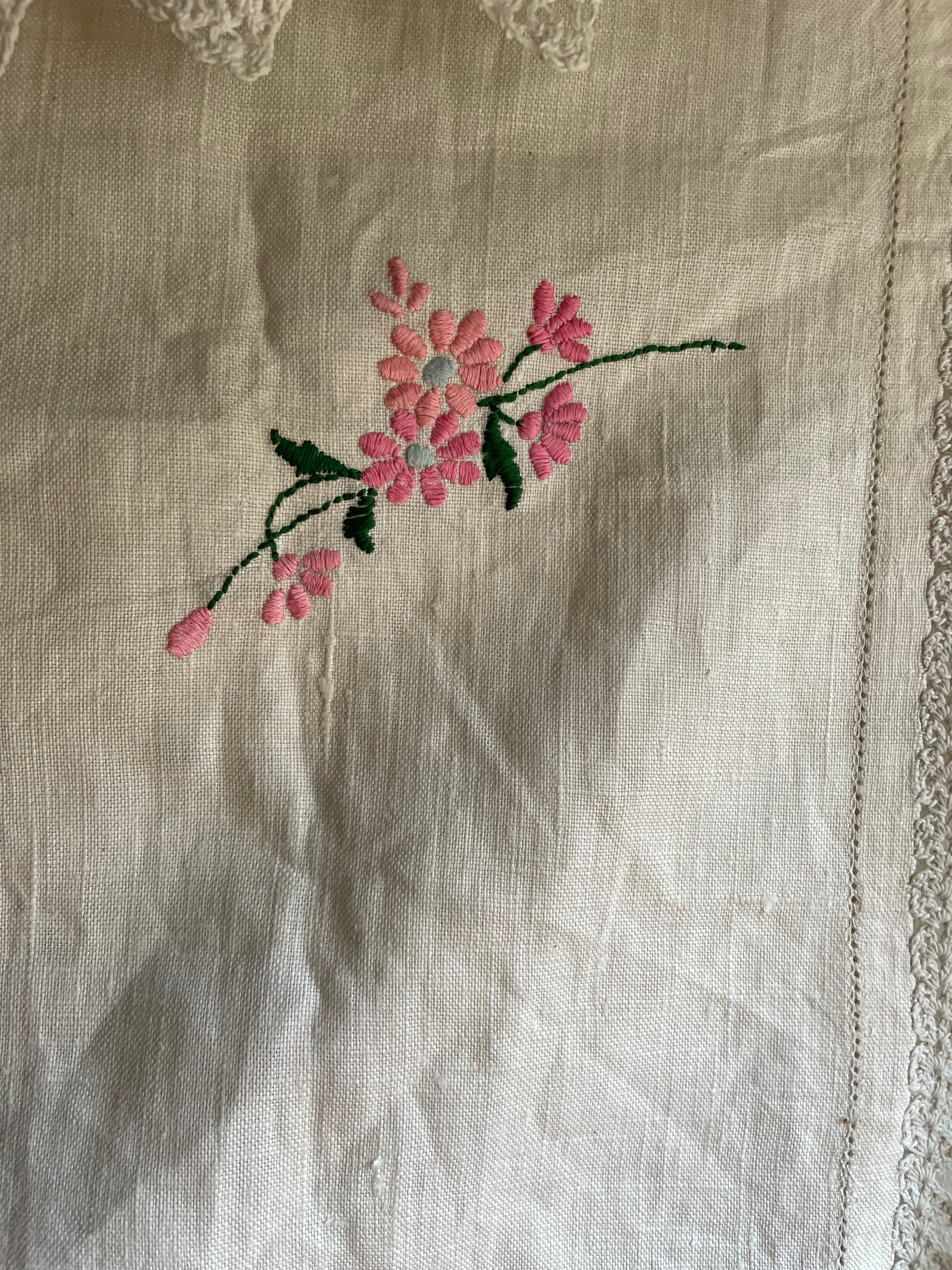 1940s Small Tablecloth /Centrepiece with Embroidered Flowers and Lace Trim