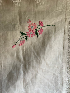 1940s Small Tablecloth /Centrepiece with Embroidered Flowers and Lace Trim