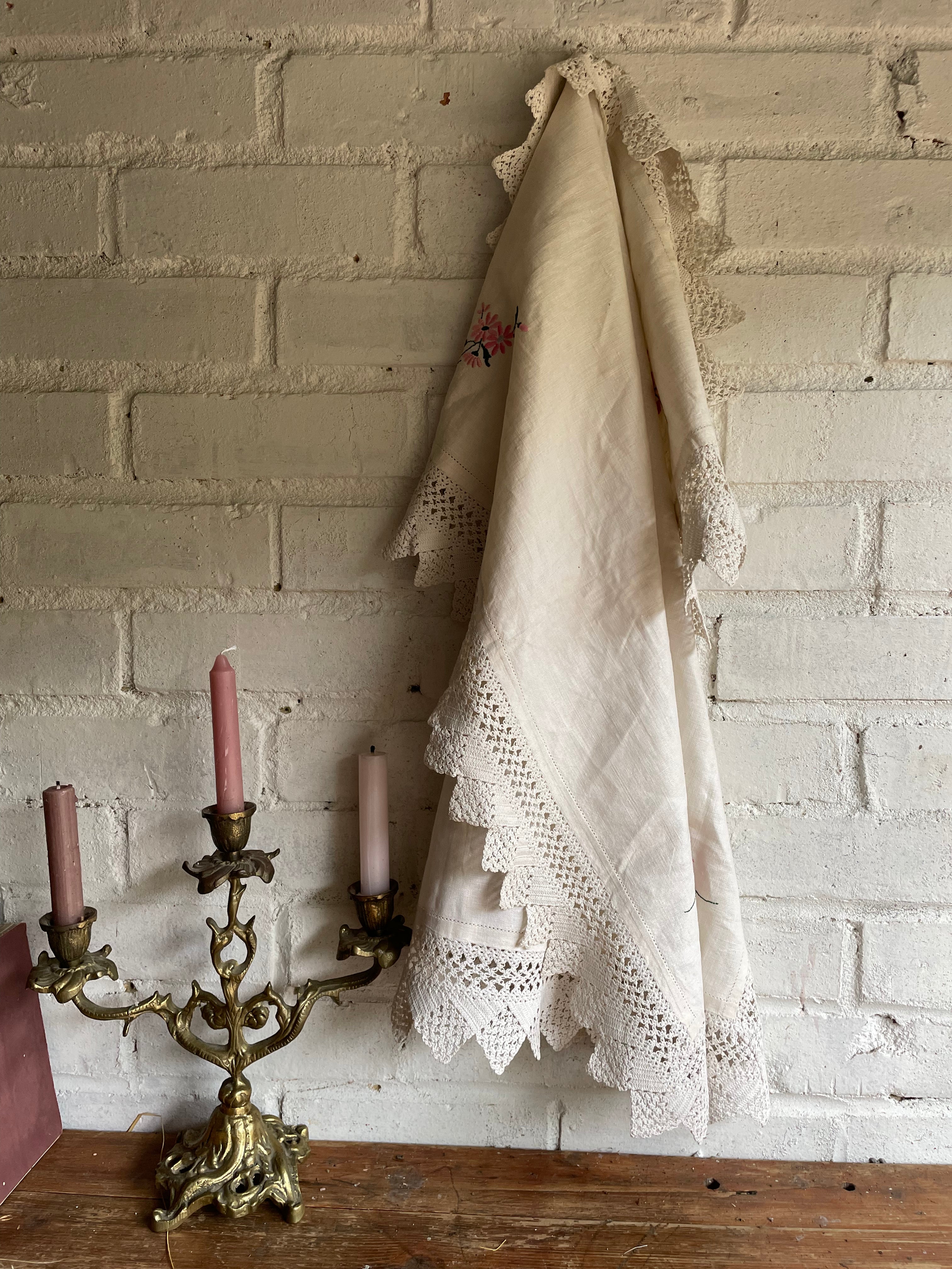 1940s Small Tablecloth /Centrepiece with Embroidered Flowers and Lace Trim