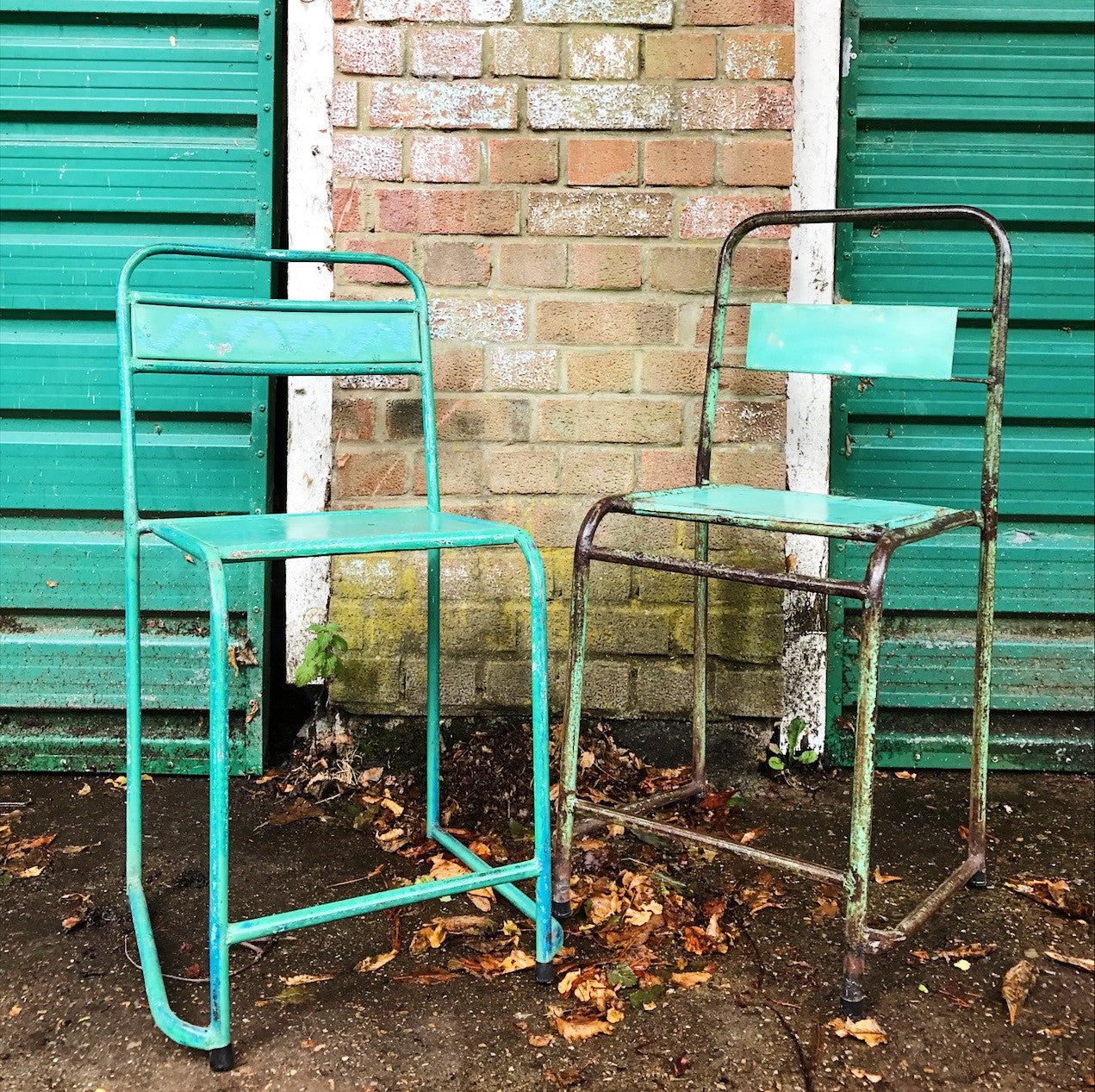 Pair of vintage metal stacking chairs - Aqua Green