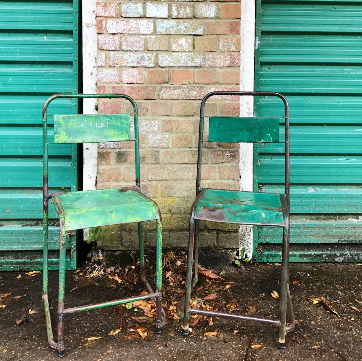Pair of vintage metal stacking chairs - Green