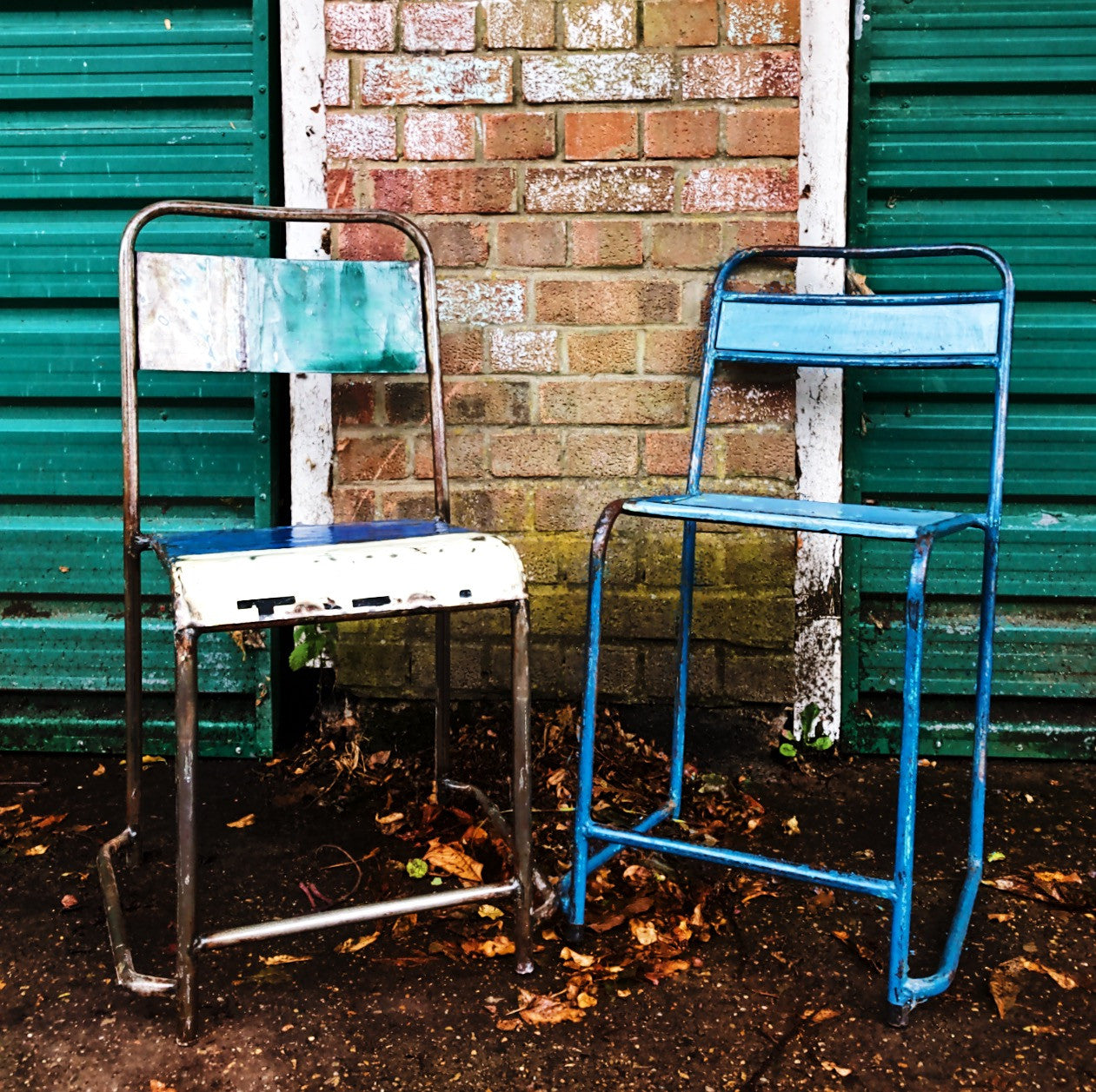 Pair of vintage metal stacking chairs - Mixed Blues