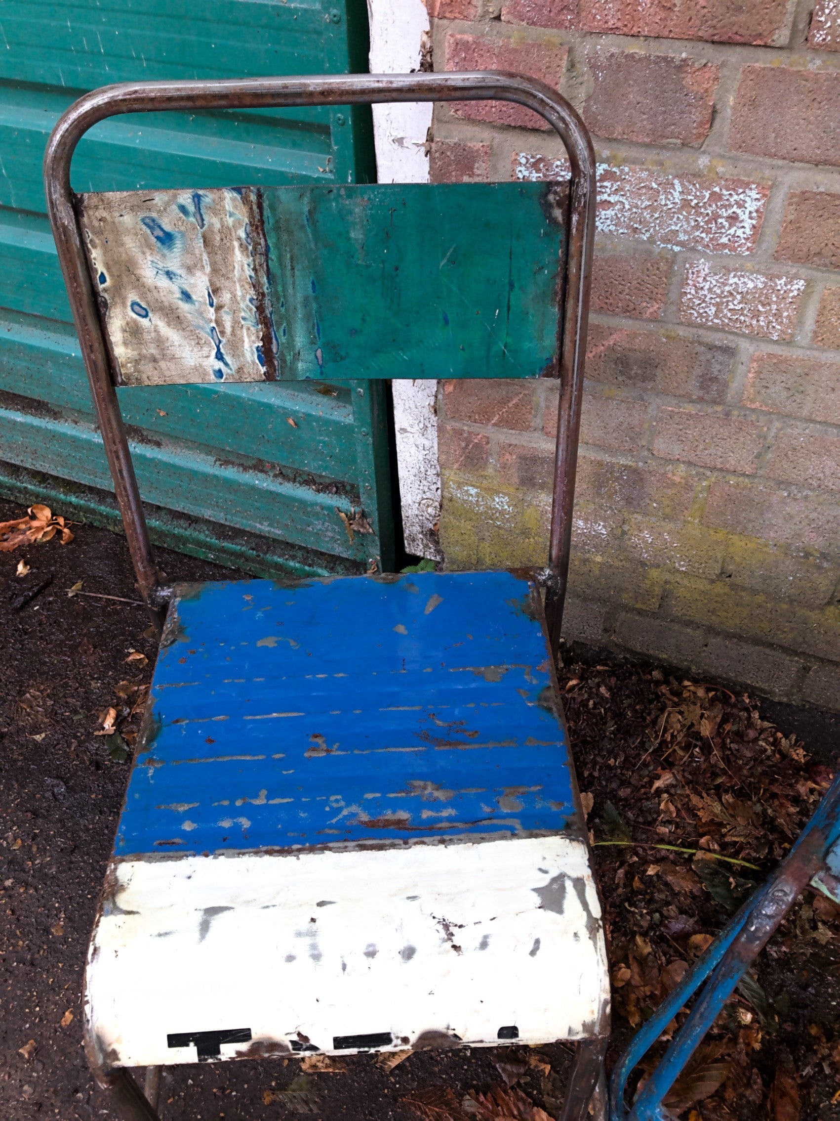 Pair of vintage metal stacking chairs - Mixed Blues