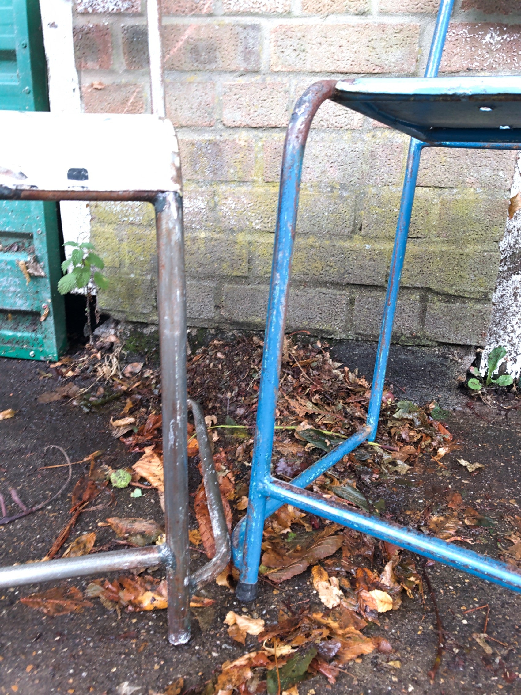 Pair of vintage metal stacking chairs - Mixed Blues