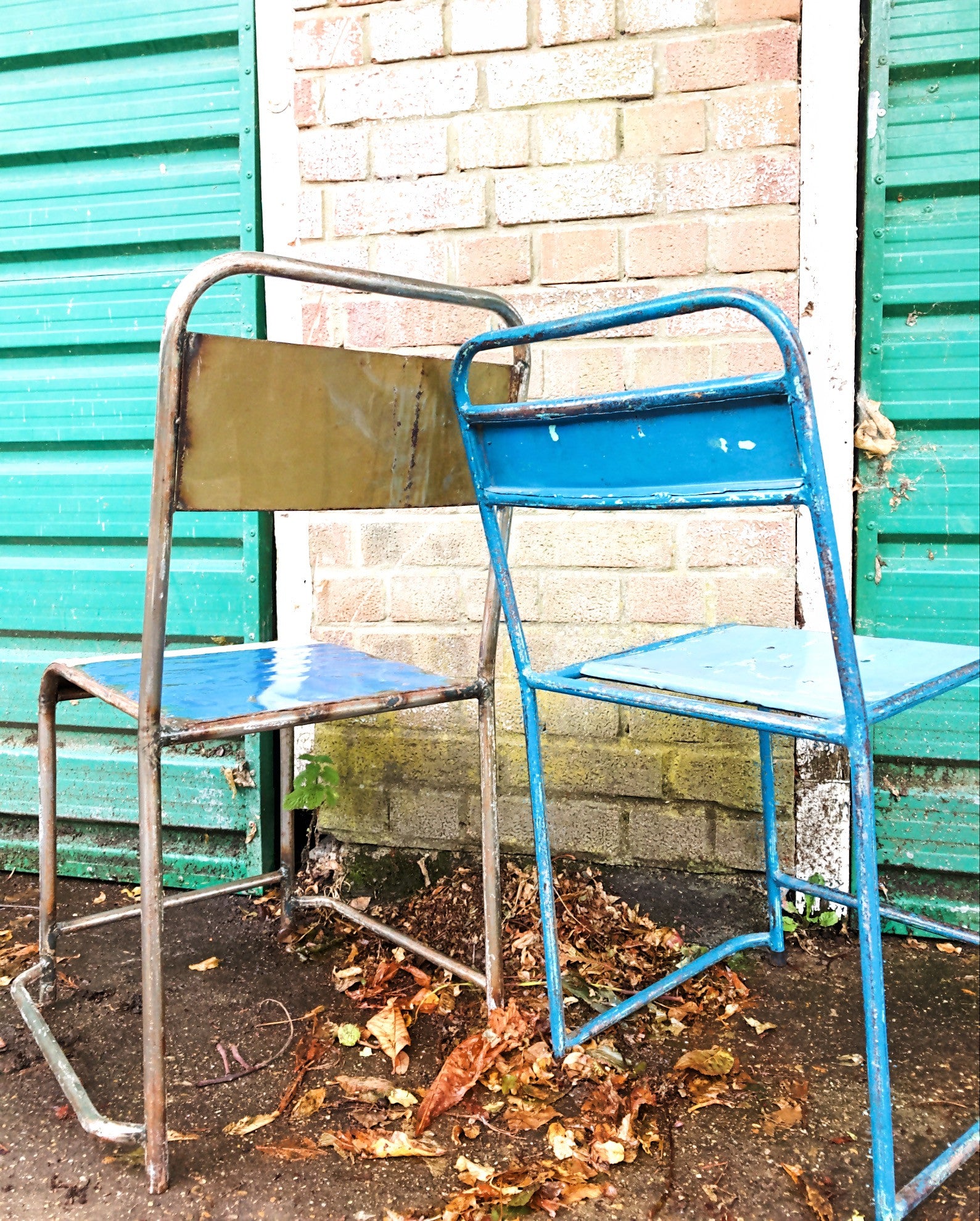 Pair of vintage metal stacking chairs - Mixed Blues