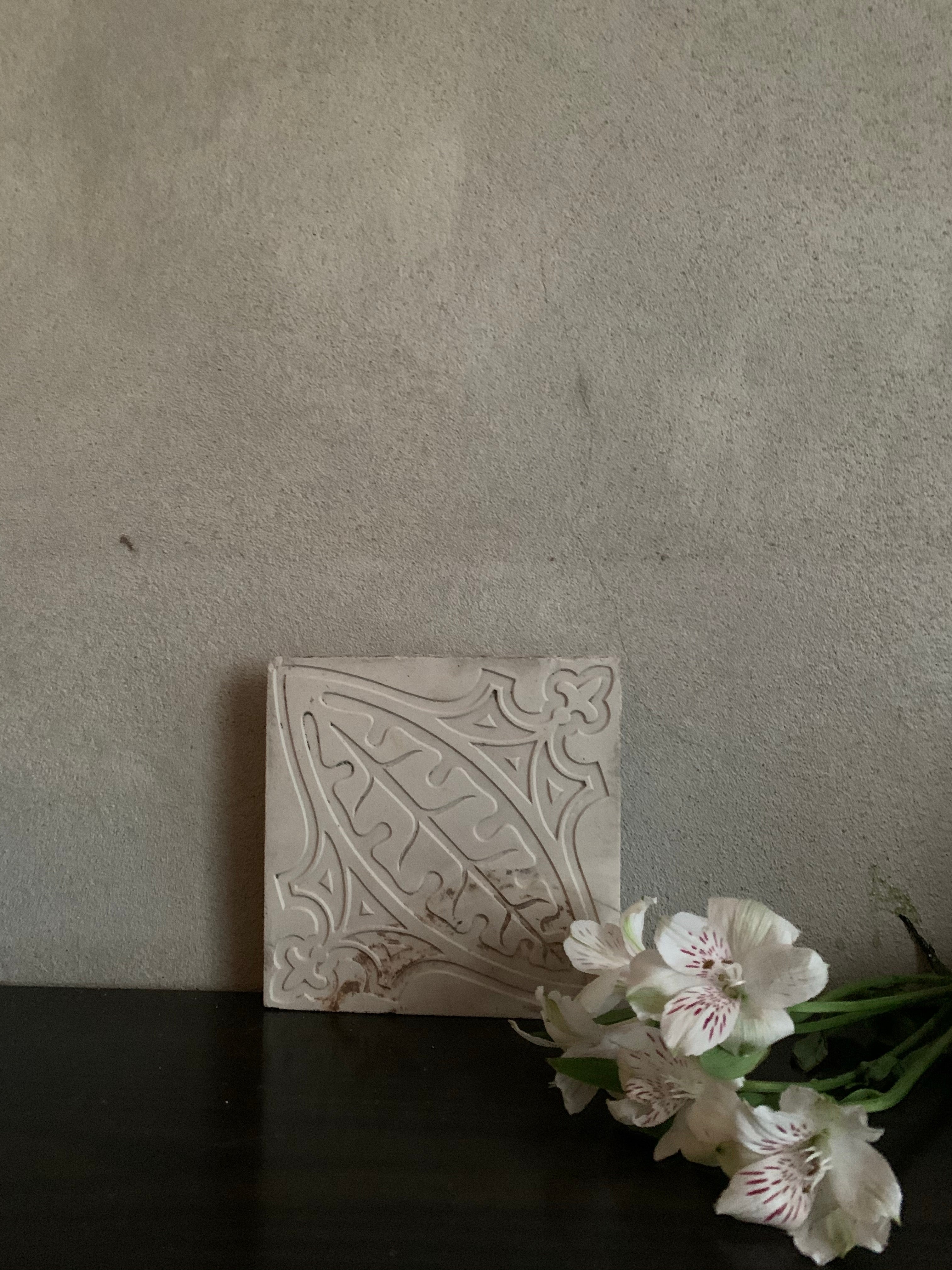 Tile with Leaf Detail
