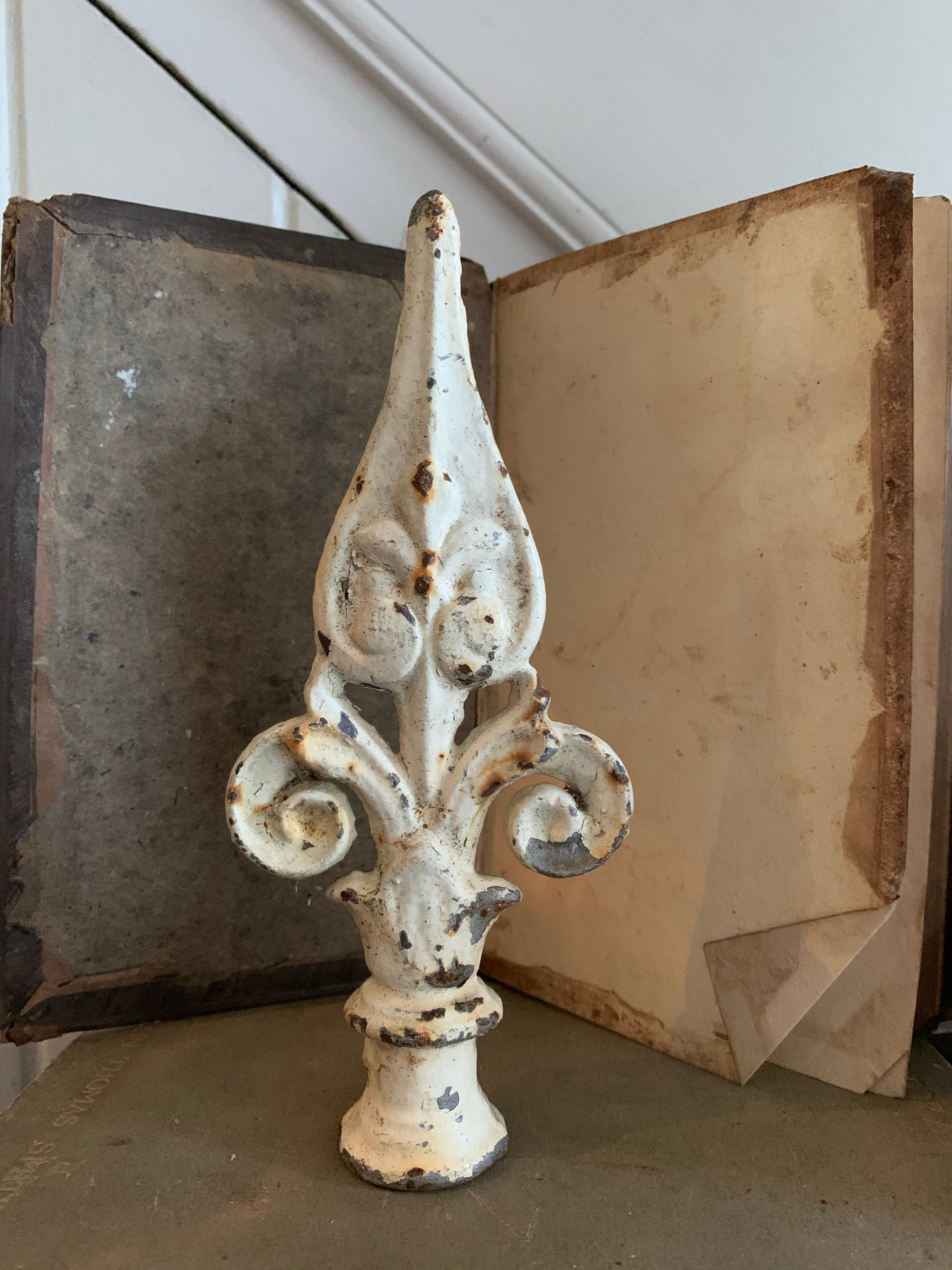 Old Chippy Paint Finial