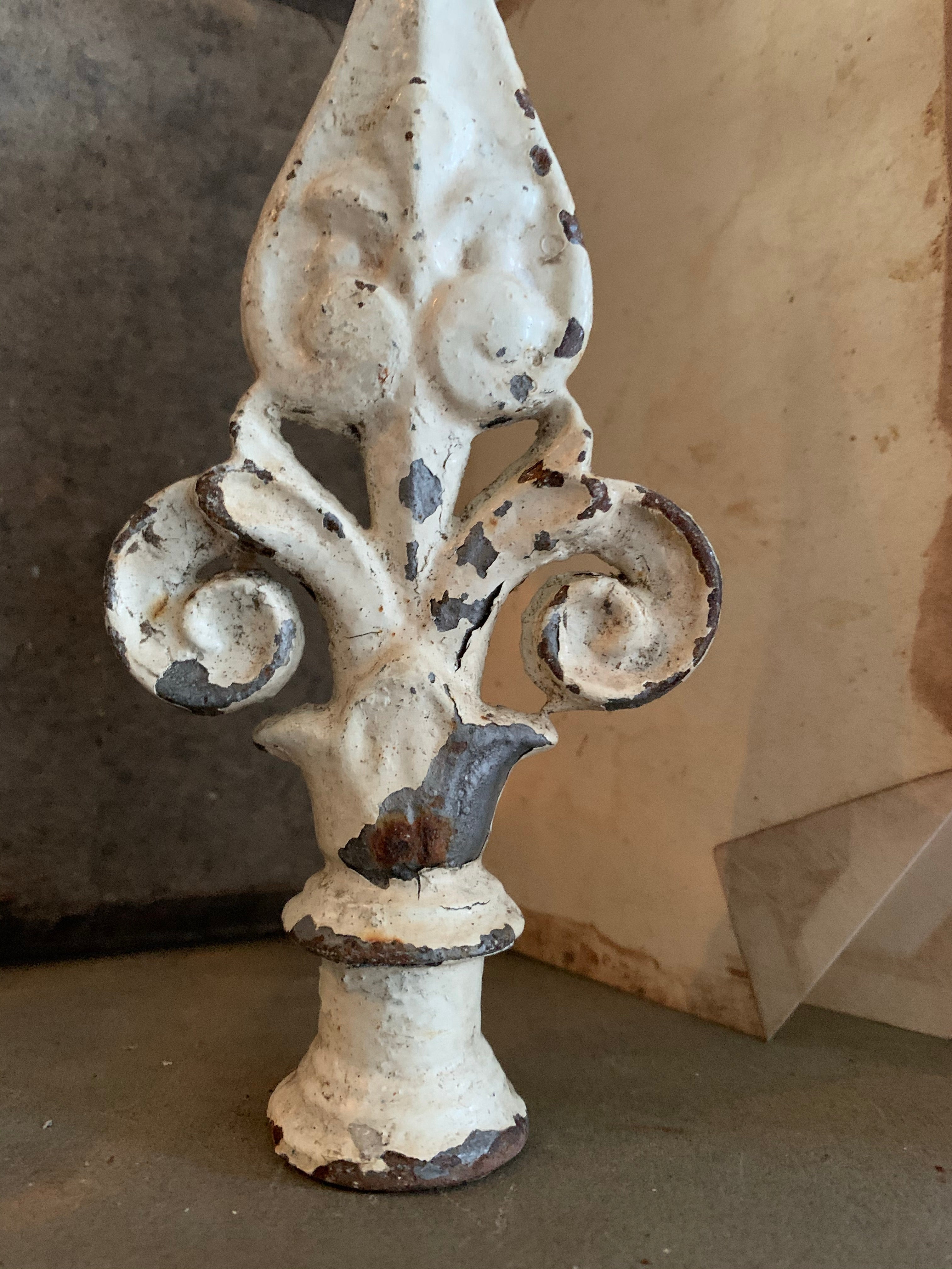 Old Chippy Paint Finial