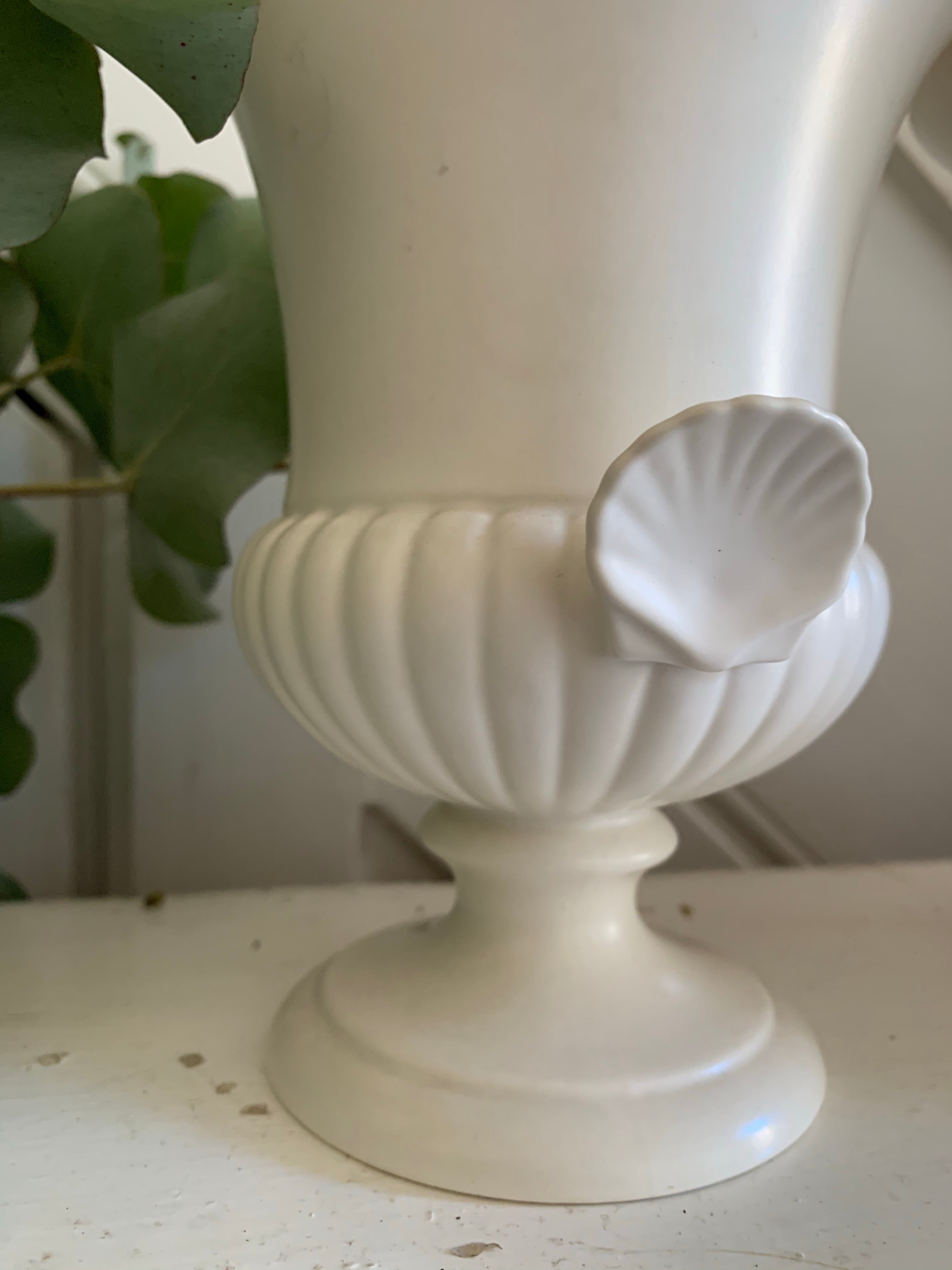 Classical Wedgwood Etruria & Barlaston Porcelain Urn