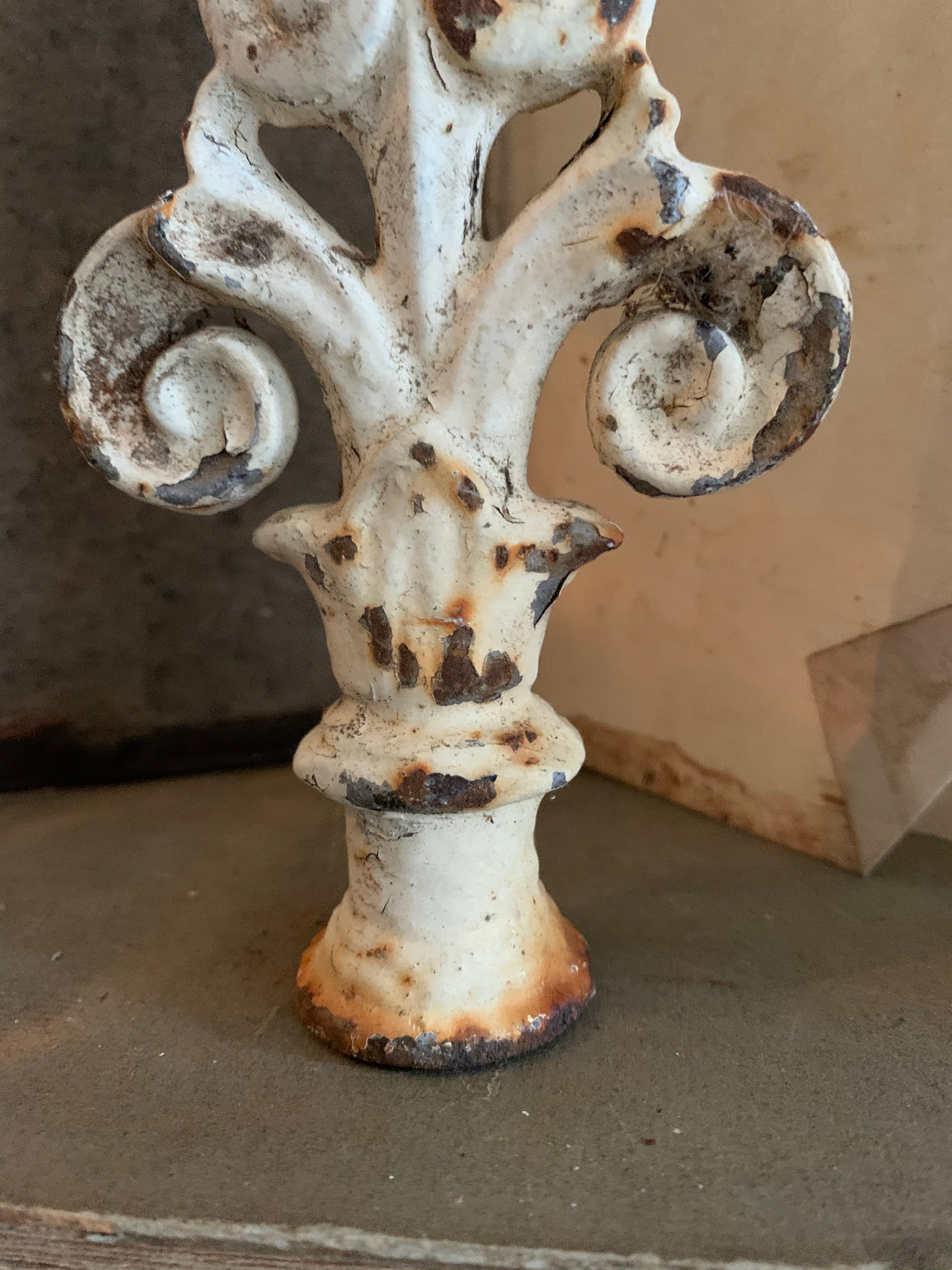 Old Chippy Paint Finial