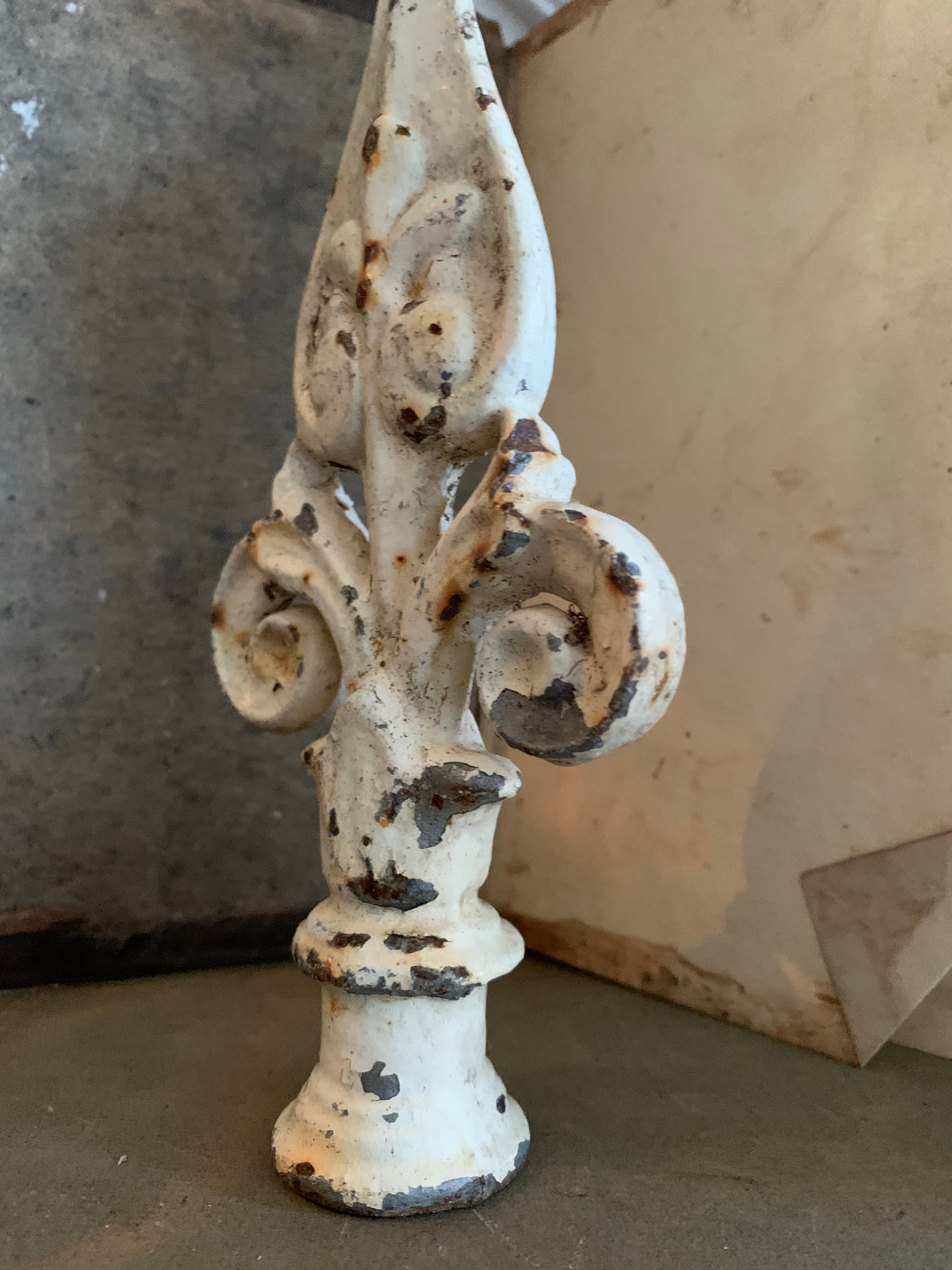 Old Chippy Paint Finial