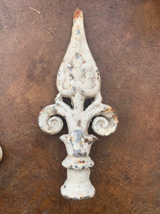 Old Chippy Paint Finial